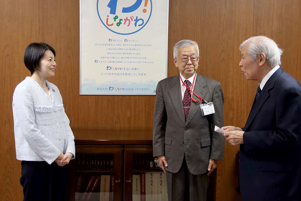 目録を渡す際に区長に言葉を投げている小川社長の画像