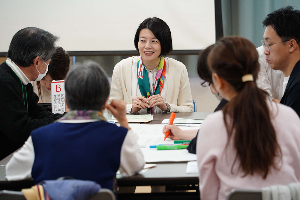 参加者の意見を聞く森澤区長の画像