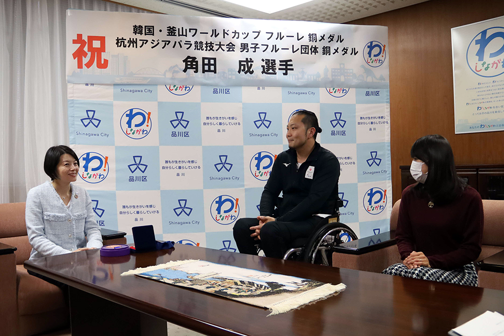森澤区長と角田選手と角田さんの奥様都の写真