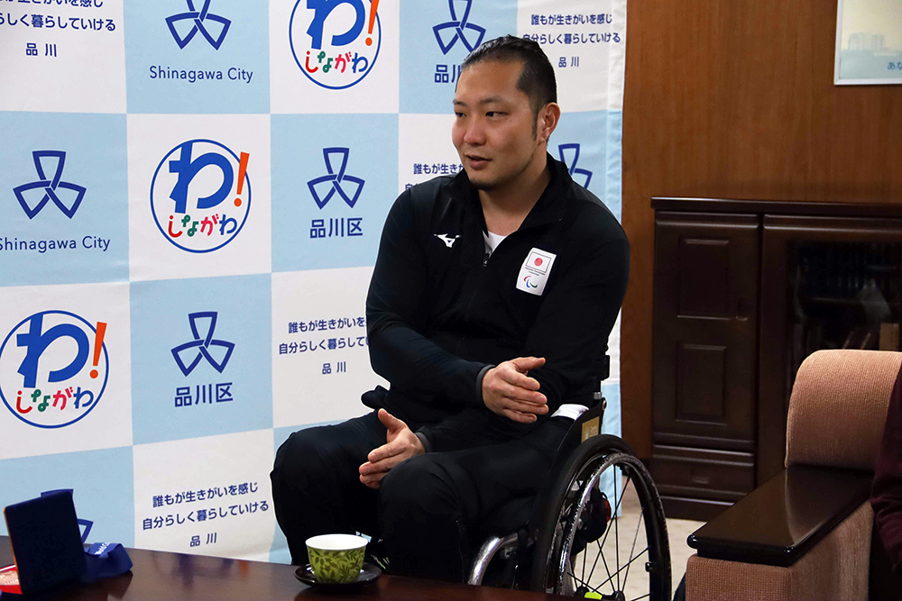 角田選手が話している写真