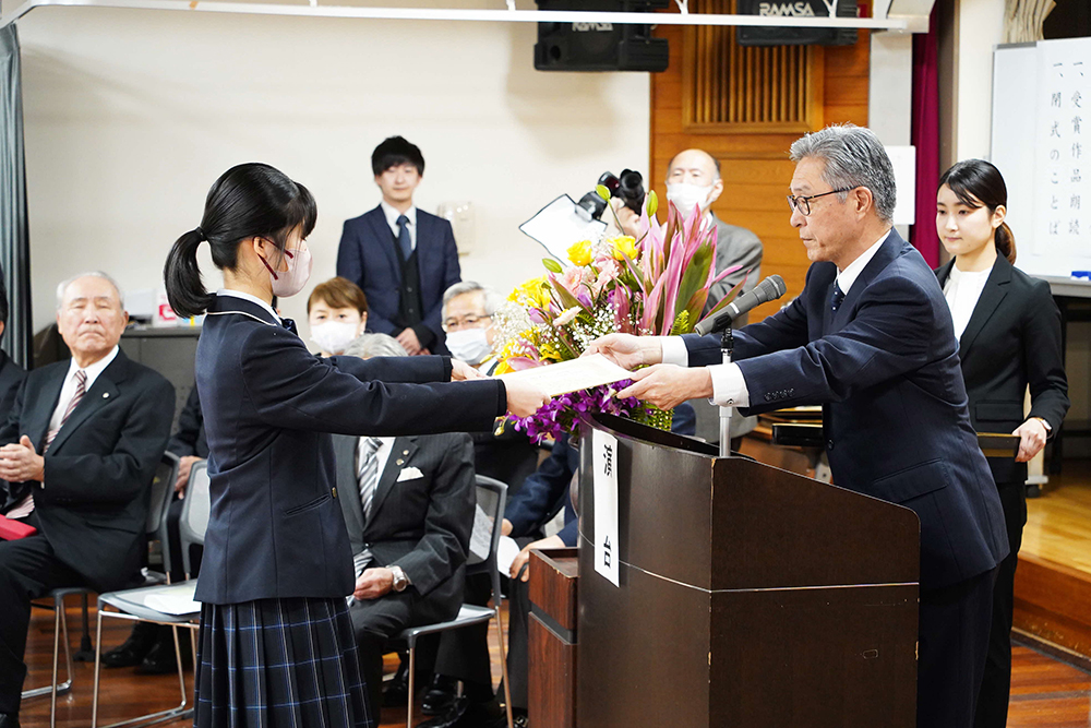 表彰状を受け取る古藤さんの画像