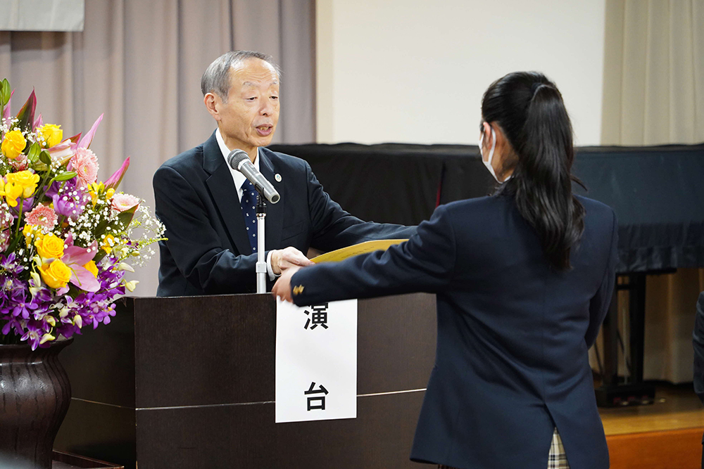 桑村副区長から賞状を受け取っている画像