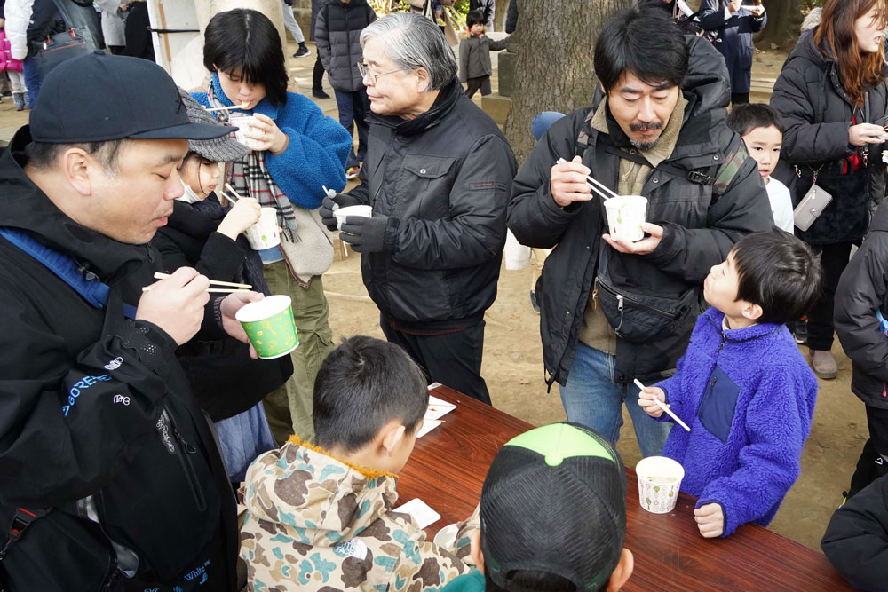 しながわ汁を飲んでいる様子の写真