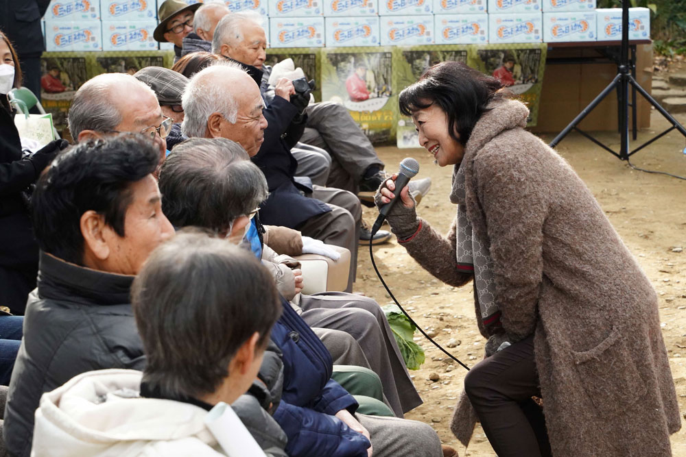 田代さんが歌唱している様子の写真