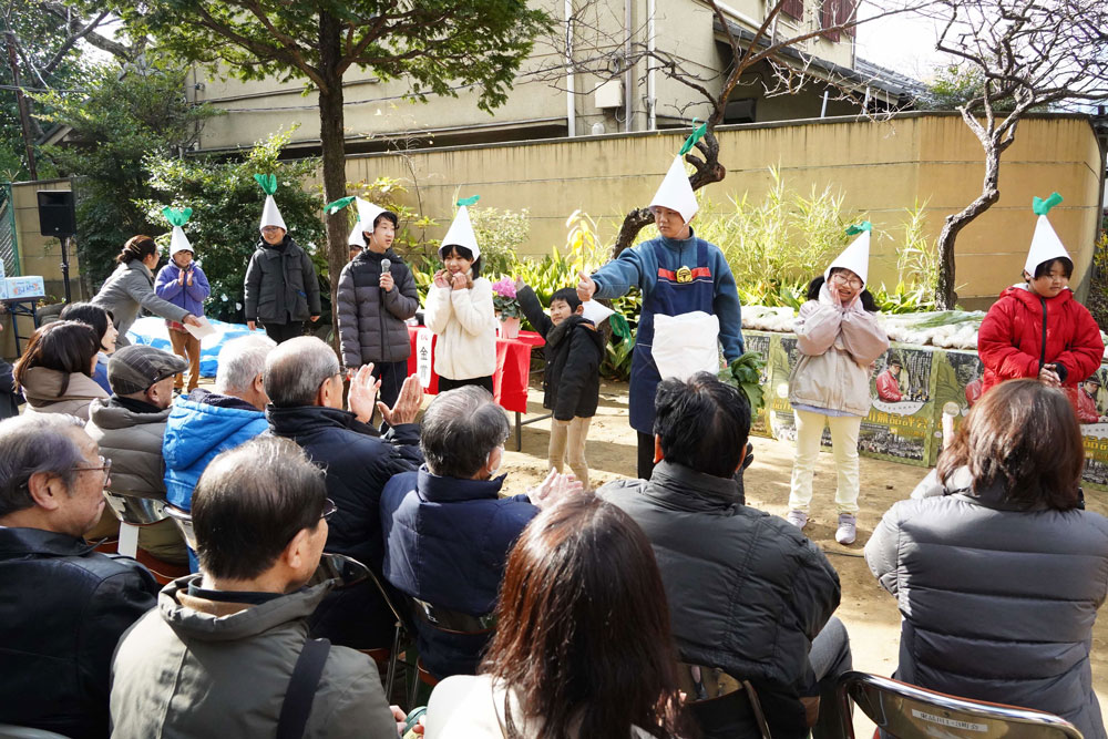 大田区立出雲小学校の子どもたちが、かわいらしいパフォーマンスをしている様子の写真