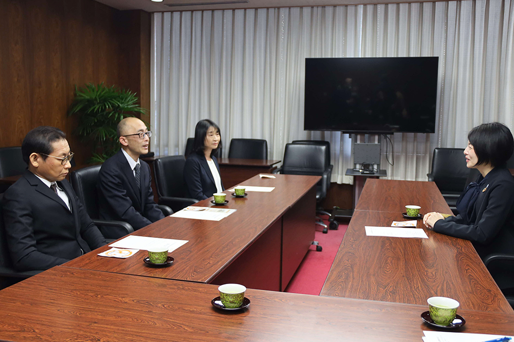 会長・副会長と区長が歓談している画像