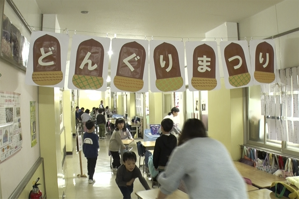 廊下に飾られた看板の画像