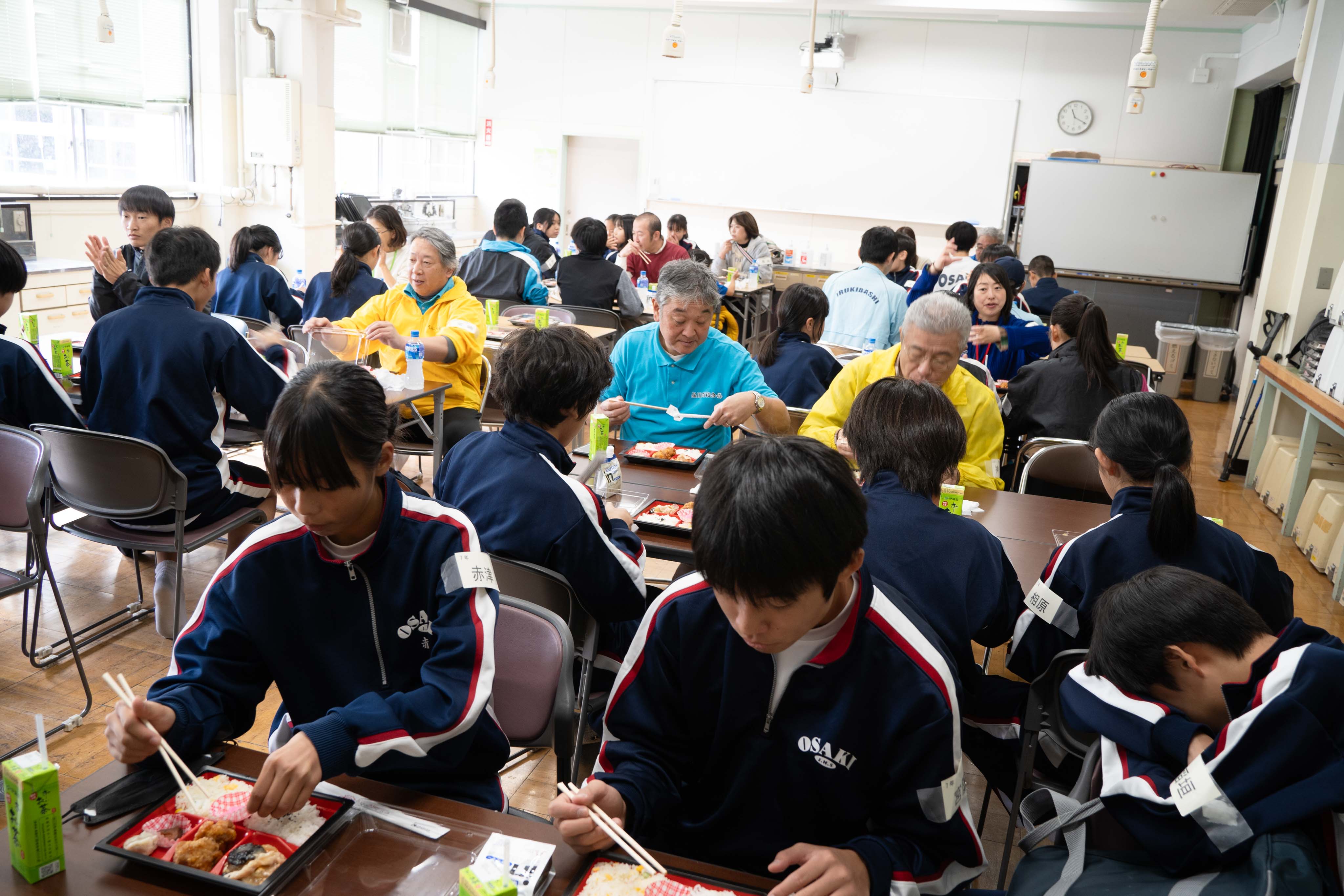 お弁当を食べている場面
