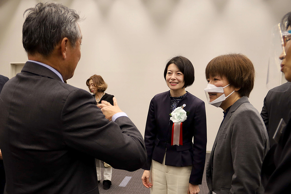 来場者と談笑している区長の画像