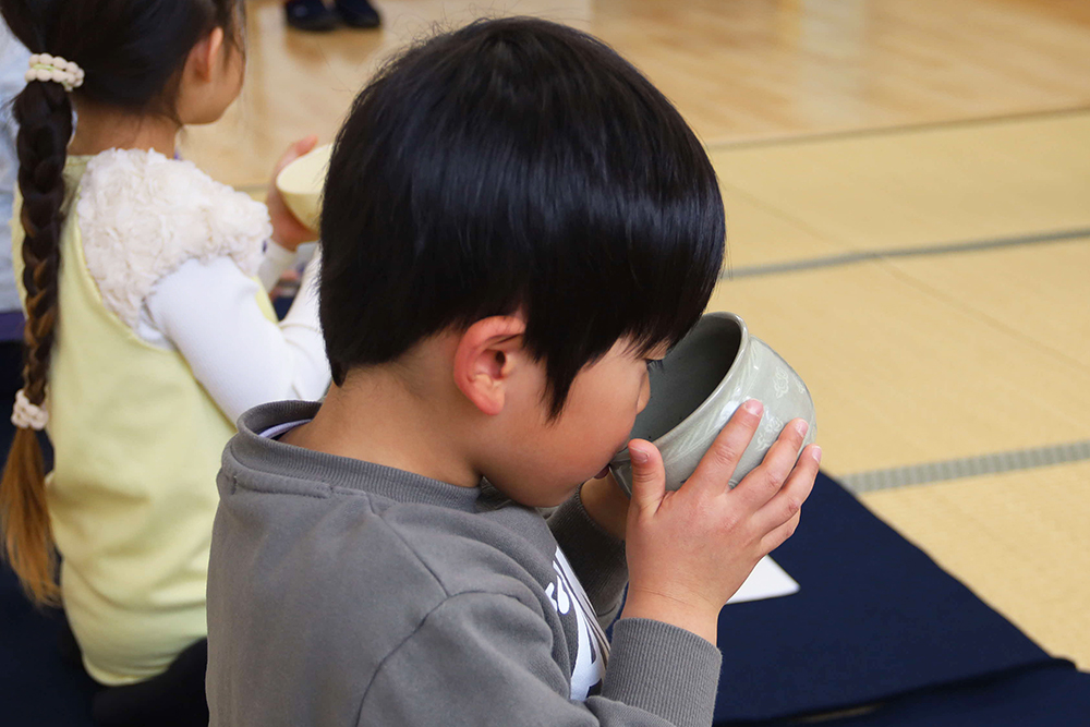 抹茶を飲んでいる子どもの写真