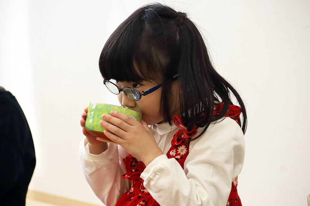 抹茶を飲んでいる子どもの写真