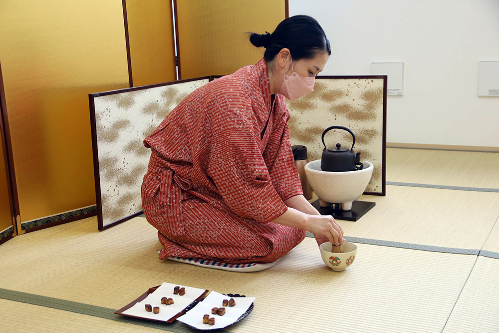 保育士がお茶を点てている様子の写真