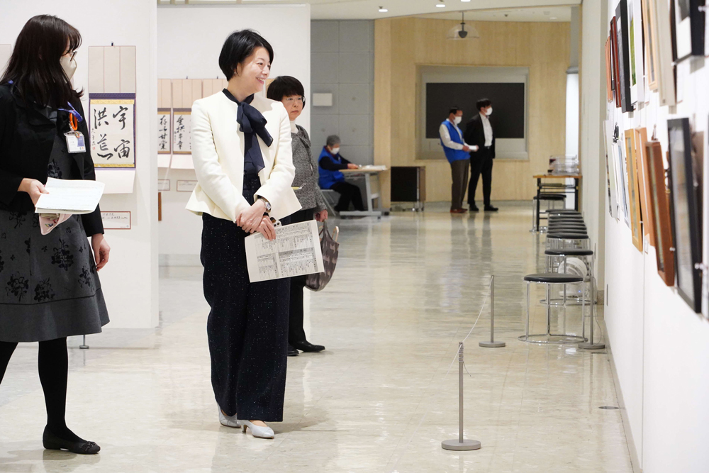 視察している区長の写真