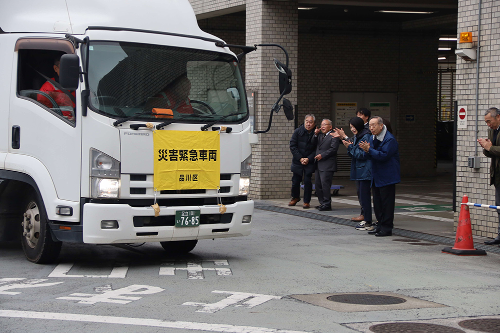 区長らがトラックを見送っている画像