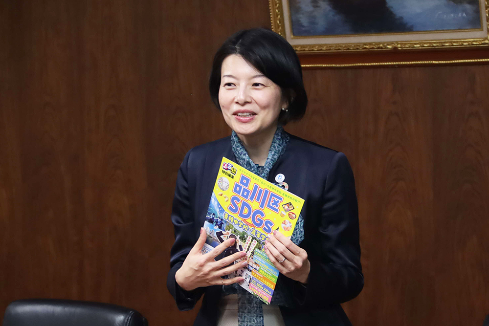 冊子を手に感想を話す森澤区長の画像