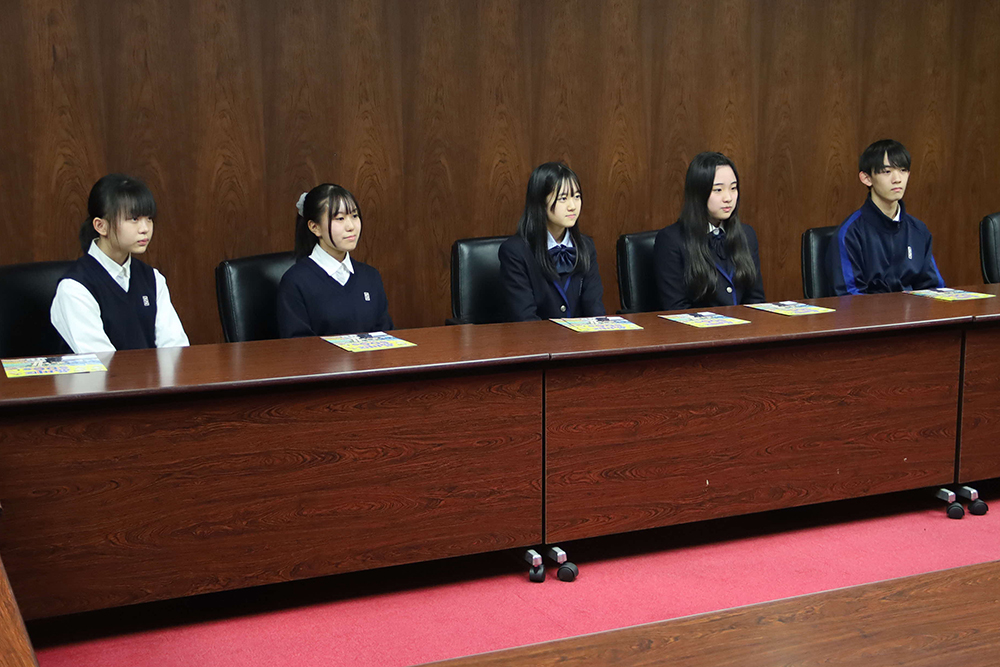 話を聞くSDGs部員全員の画像
