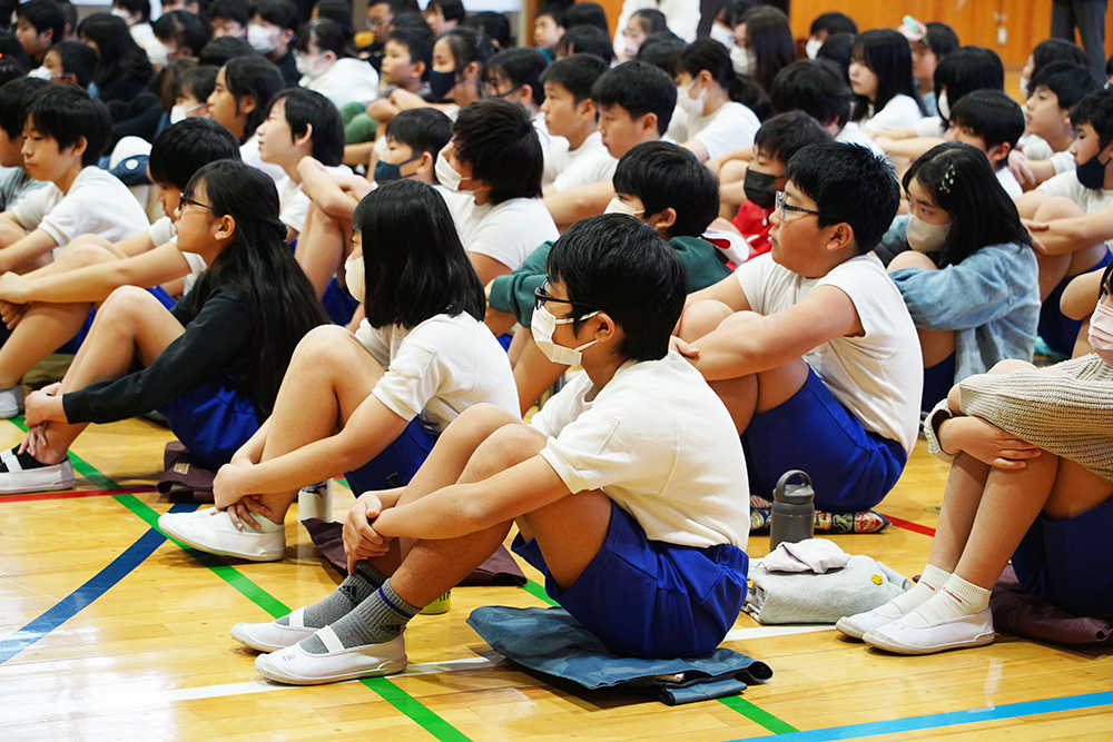 真面目に聞いている生徒の様子の写真