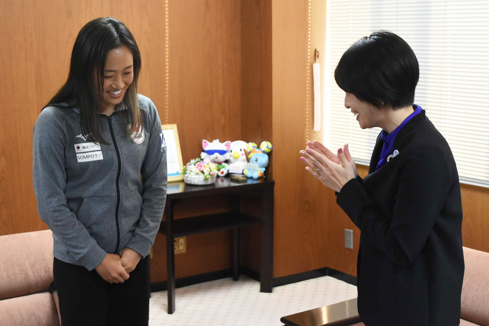 オリンピック出場で喜んでいる区長の様子