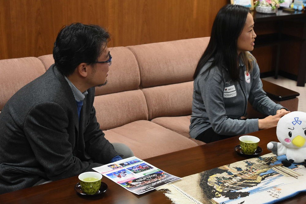 話している様子の写真