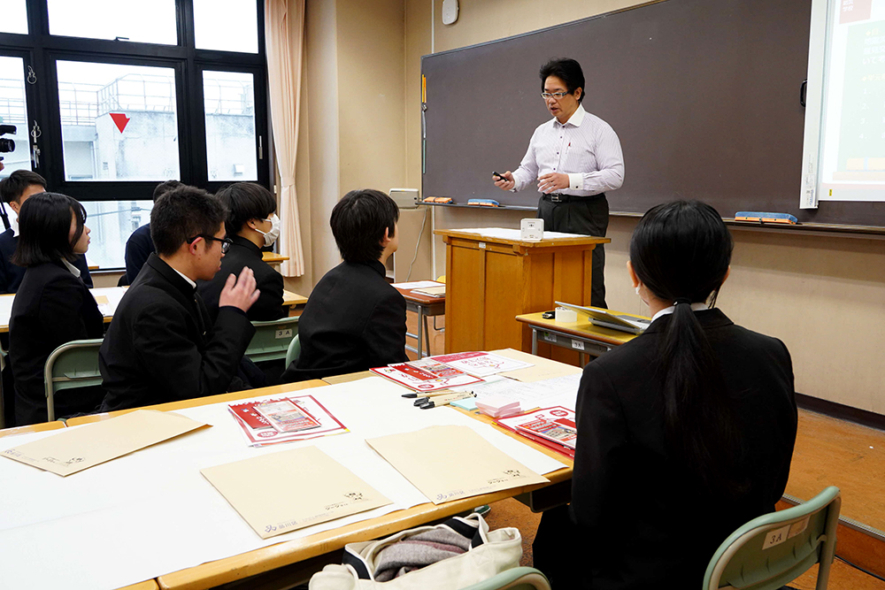 橋本さんの講義を聞いている生徒たちの画像