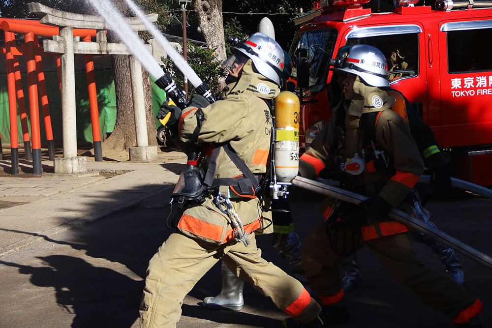 放水する消防隊員の画像
