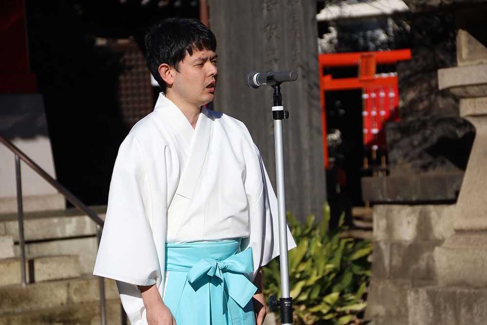 あいさつする品川神社の神職の画像