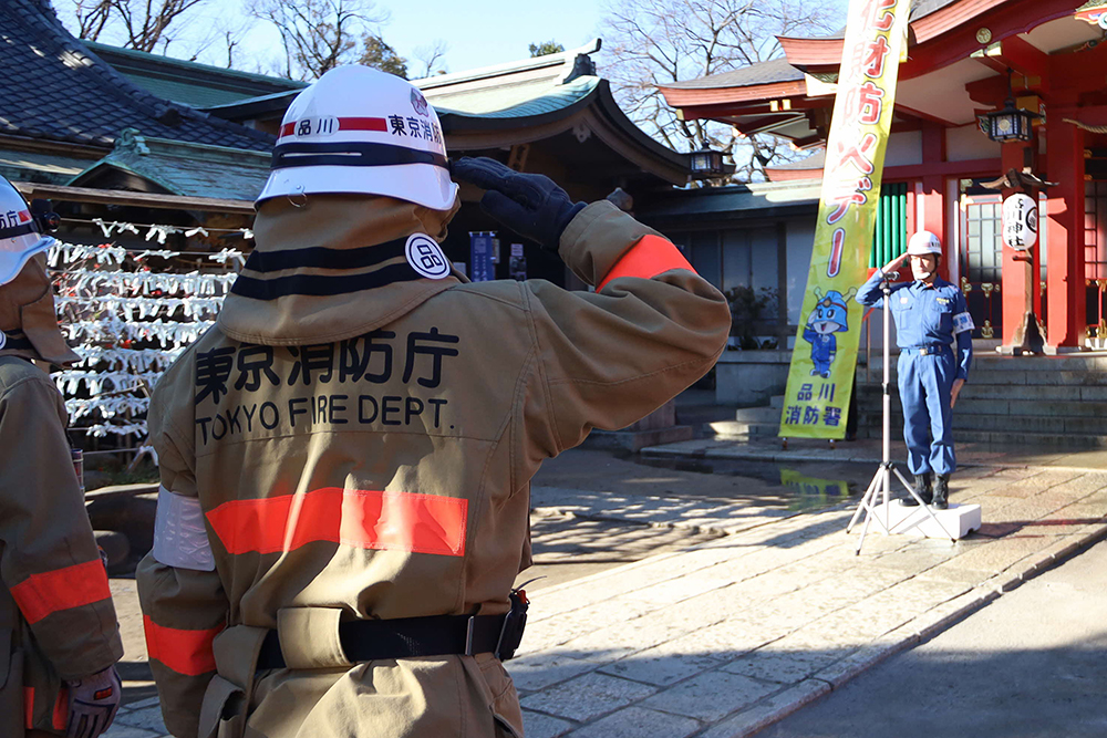 消防署長に敬礼する隊員の画像