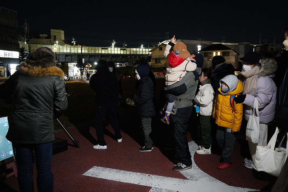 夜空を眺めている写真