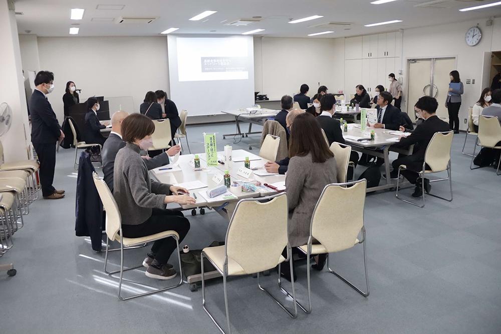 開会直後の会場広めの画像