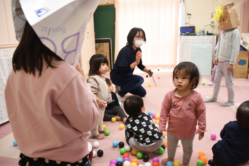 鬼をボート見ている子どもの様子の写真