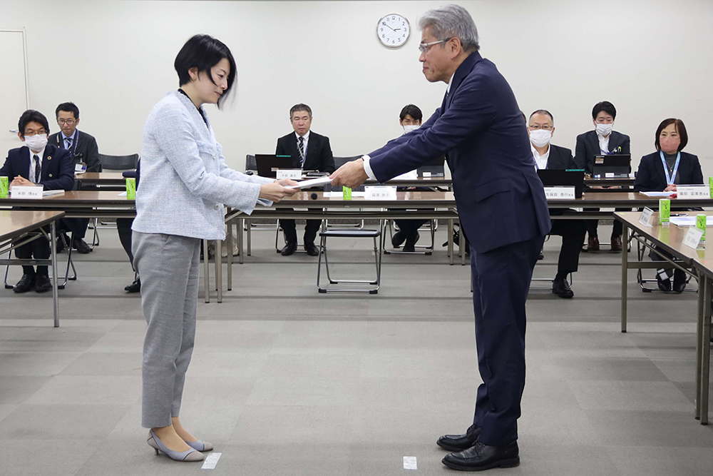 鈴木委員長から森澤区長へ答申を手渡している写真