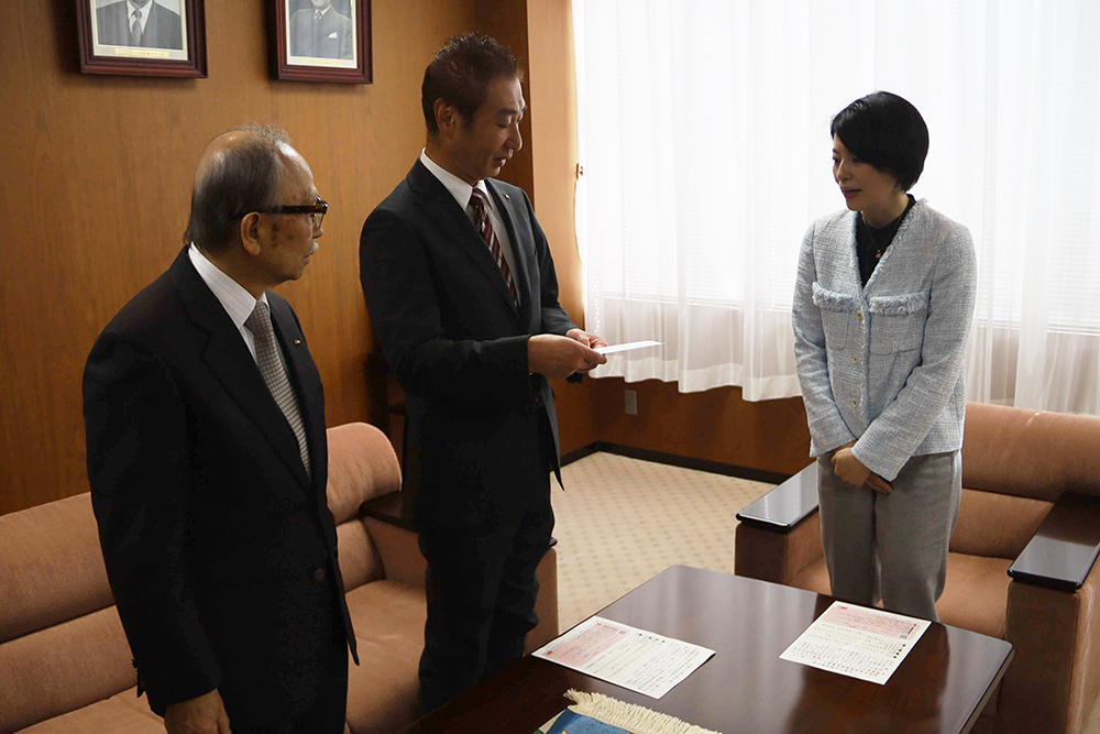 義援金を手渡す半田理事長