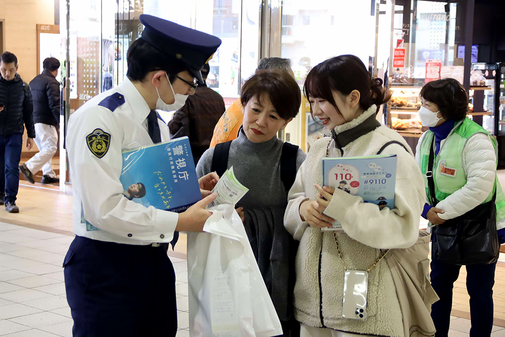 警察官の説明を聞いている女性の画像