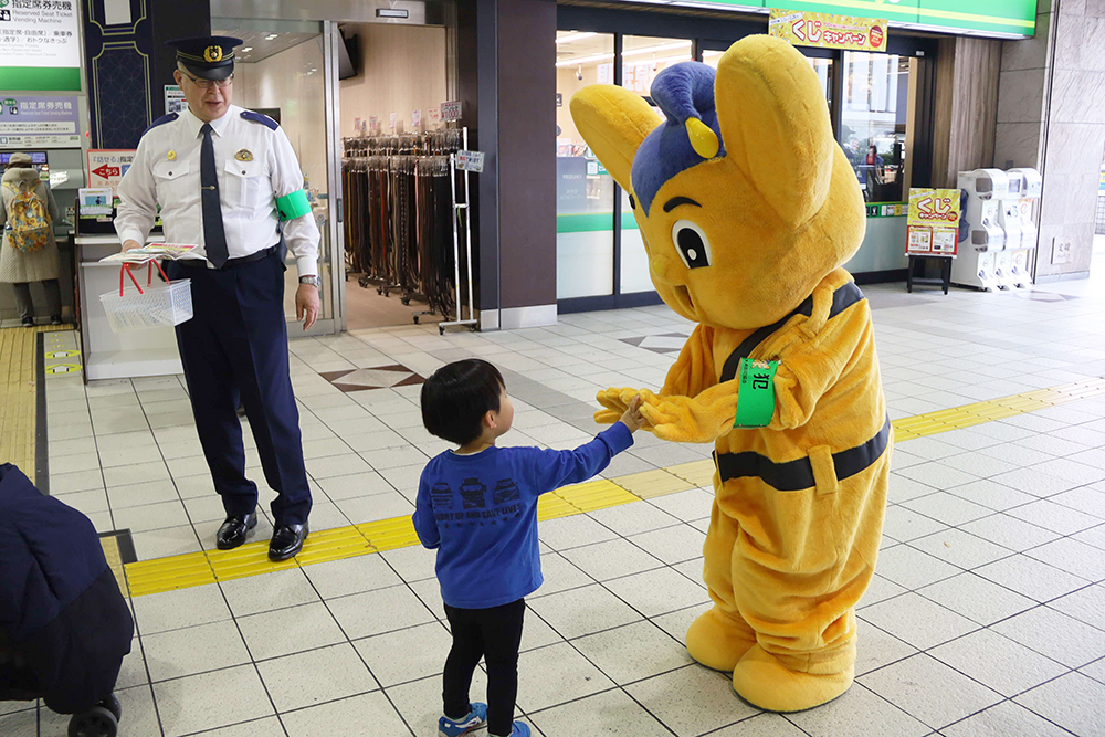 ピーポくんとタッチしている男の子の画像