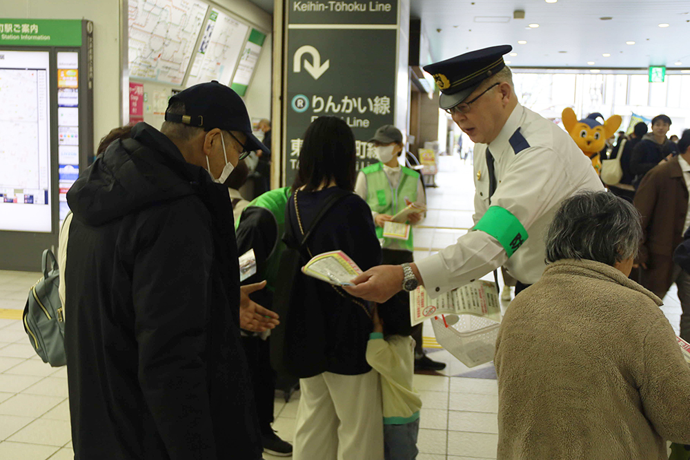 チラシを手渡している大井警察署長の画像