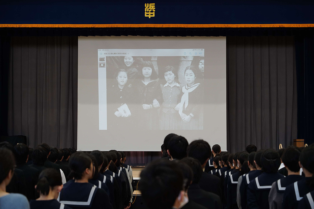 昭和の頃の制服の写真を見ている画像