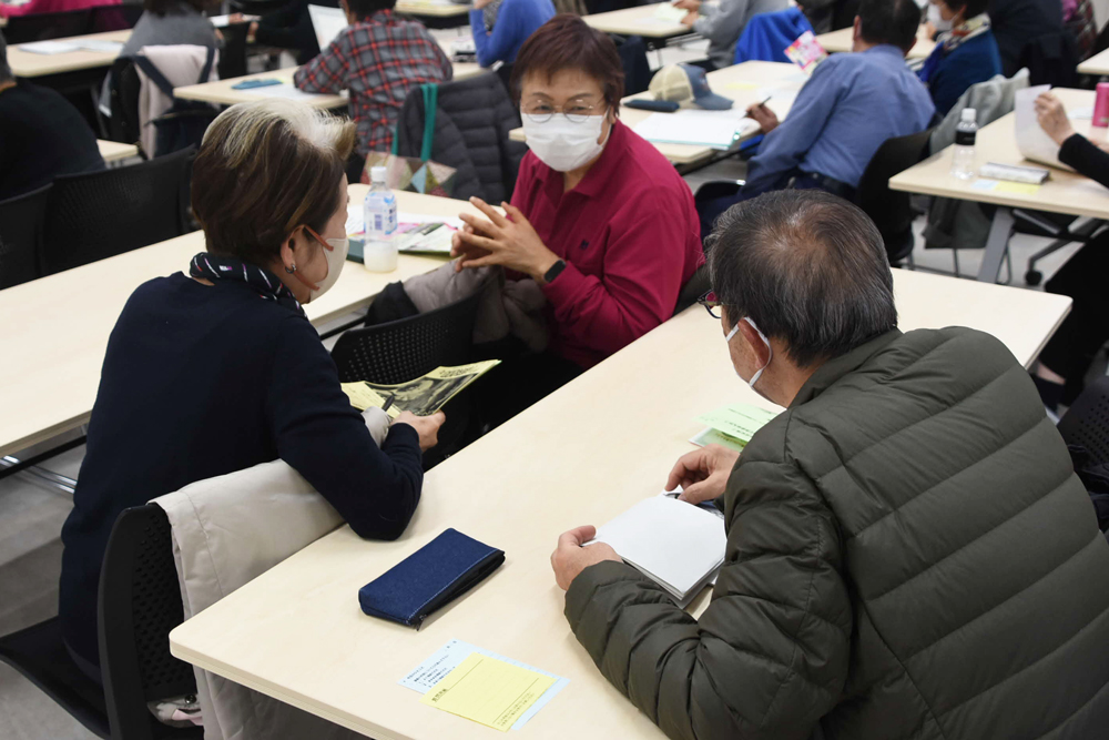 今日の感想を話し合っている様子の写真