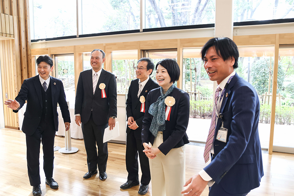 森澤区長と受賞者歓談の写真