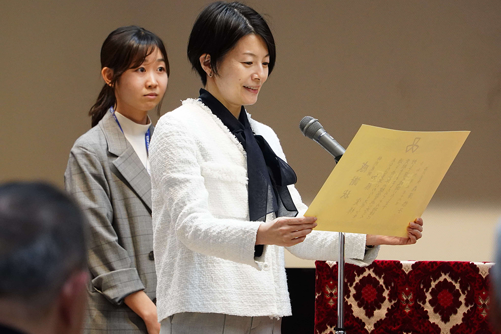 森澤区長が受賞者を表彰している写真