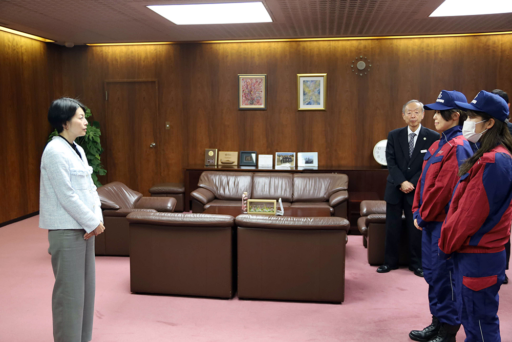 森澤区長と女性職員の写真