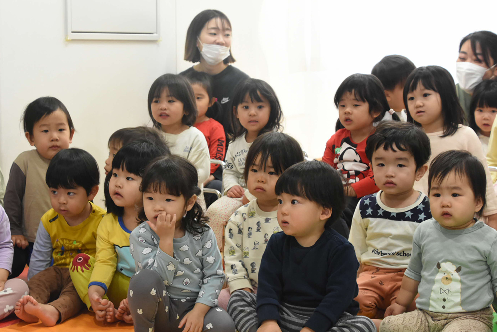 会を見ている様子の写真