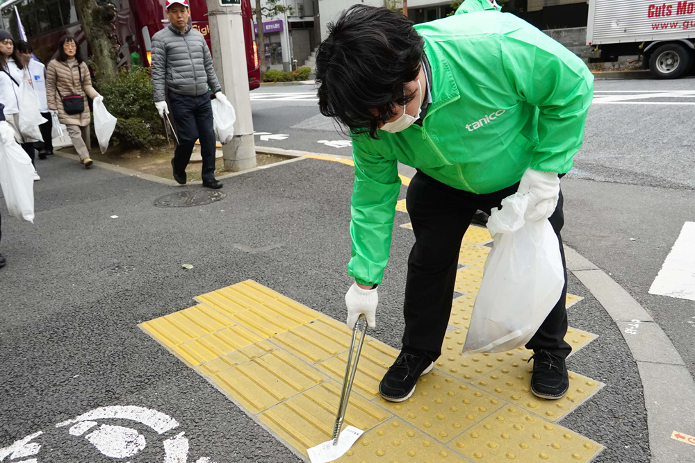 紙を人っている様子の写真