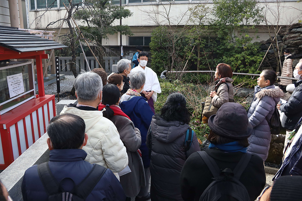 宮司の話を聞く参加者の画像