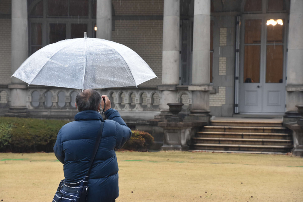 清泉女子大学の中庭の様子を取っている様子