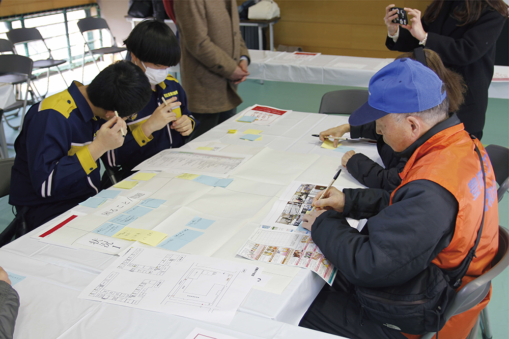 帆難所開設運営ゲームをする高校生と参加者の画像