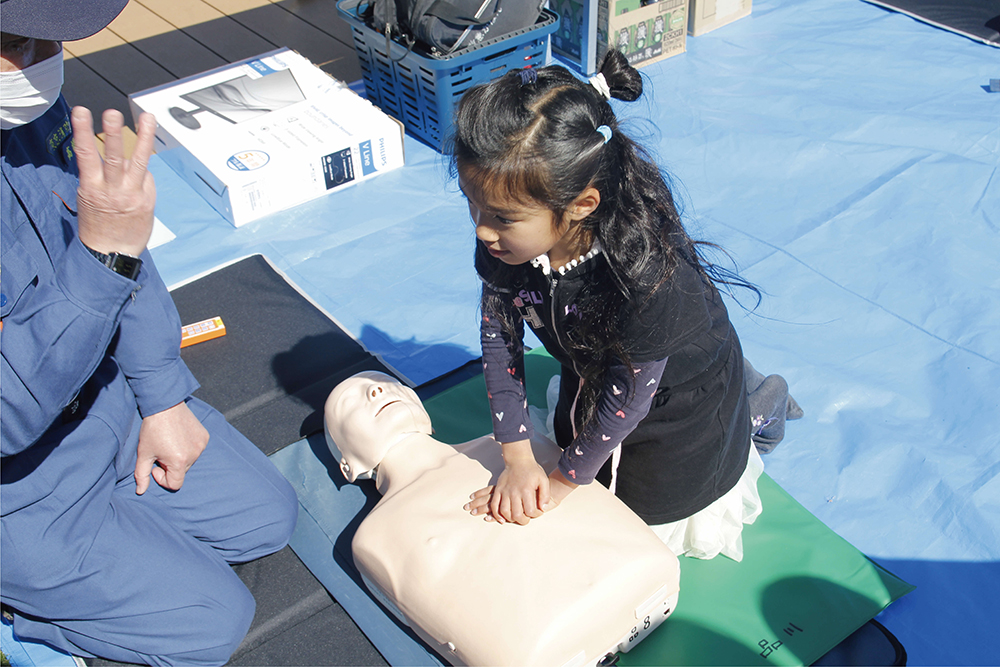 AED訓練に臨む子どもの画像