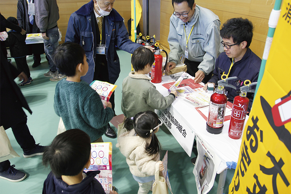 消化器体験をする子どもの画像