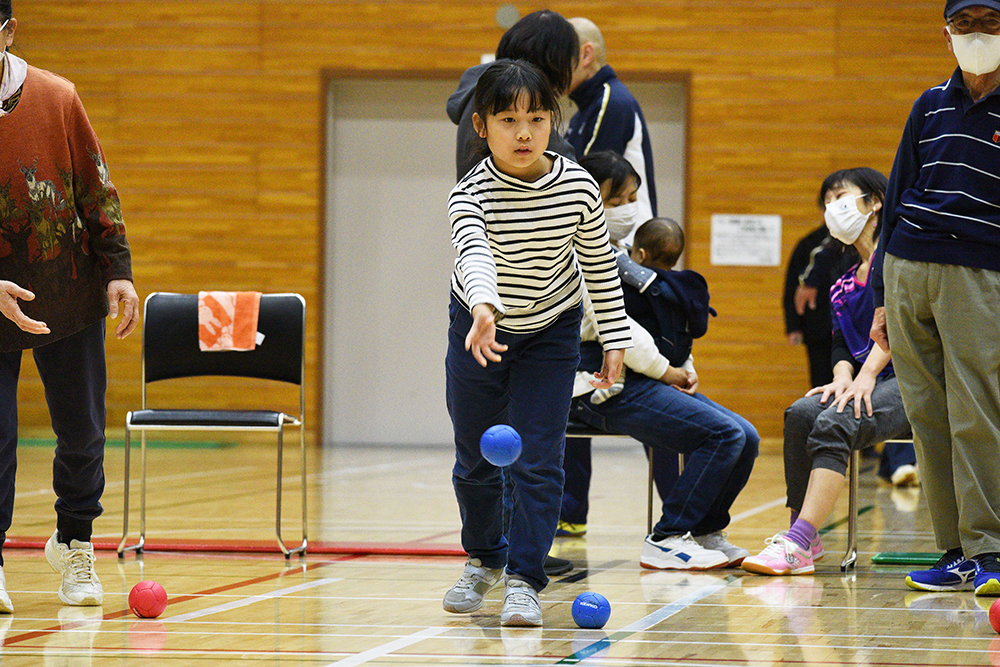 ボッチャのボールを投げる子どもの画像