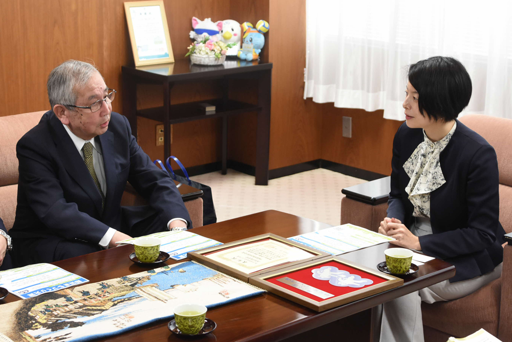 会長と区長が話している様子の写真