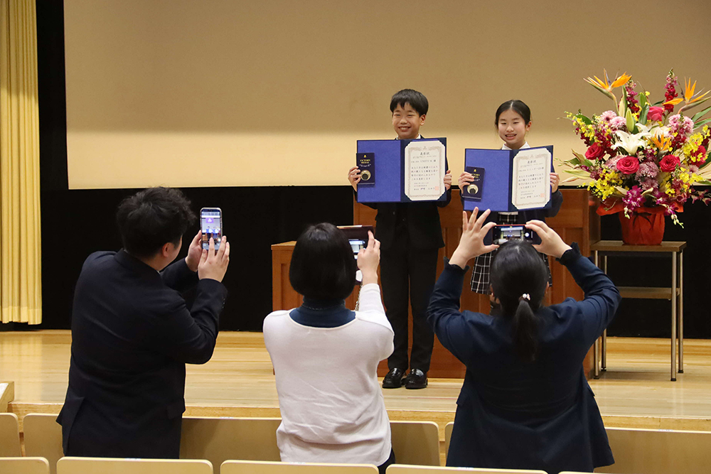 式典後に壇上で記念撮影をしている子どもたちの画像